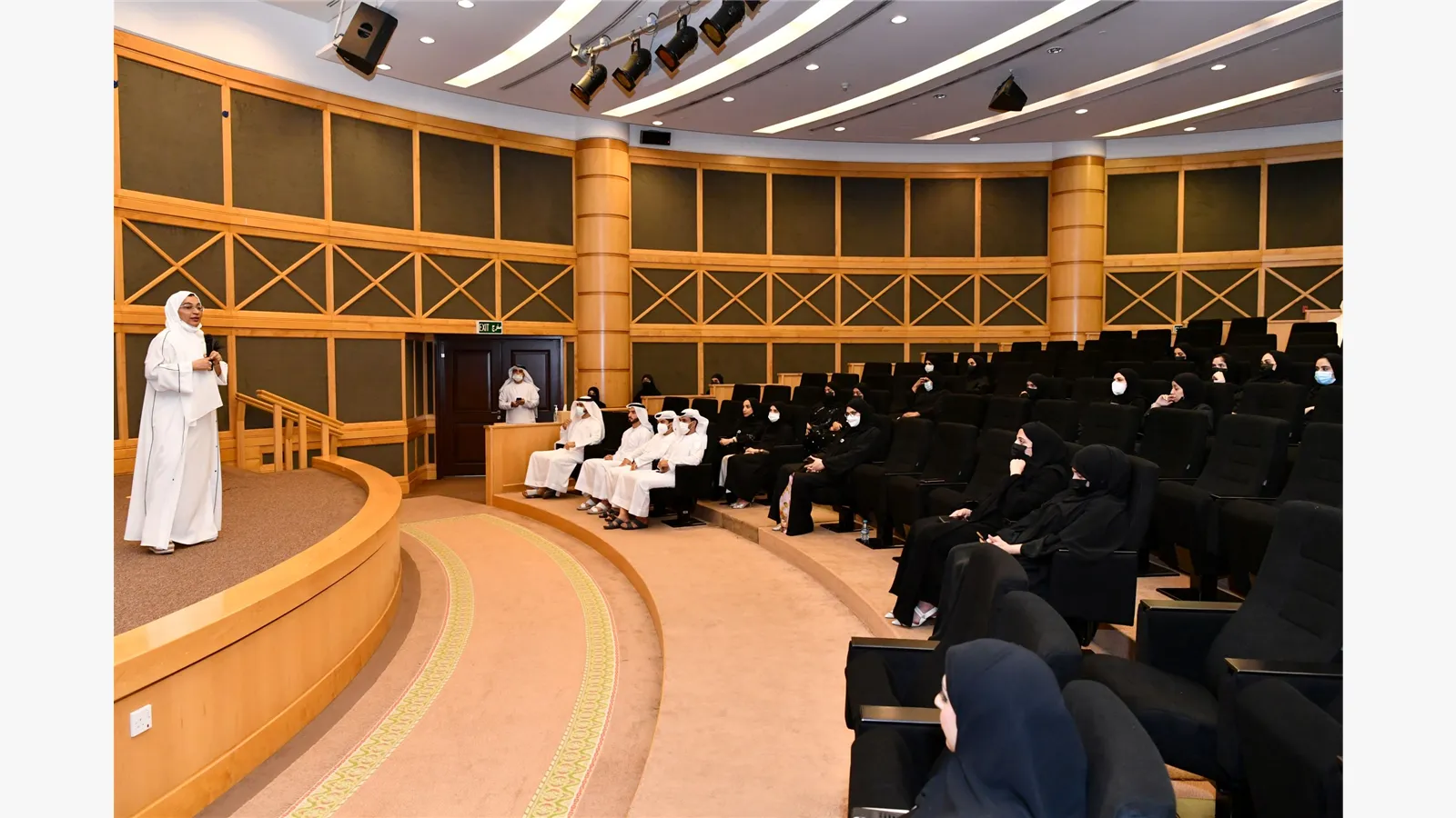 MOEI honors its employees who have obtained higher degrees and volunteers 6